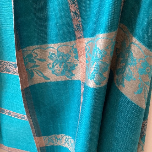 NEW Beautiful Turquoise design scarf with fringes - Picture 6 of 6